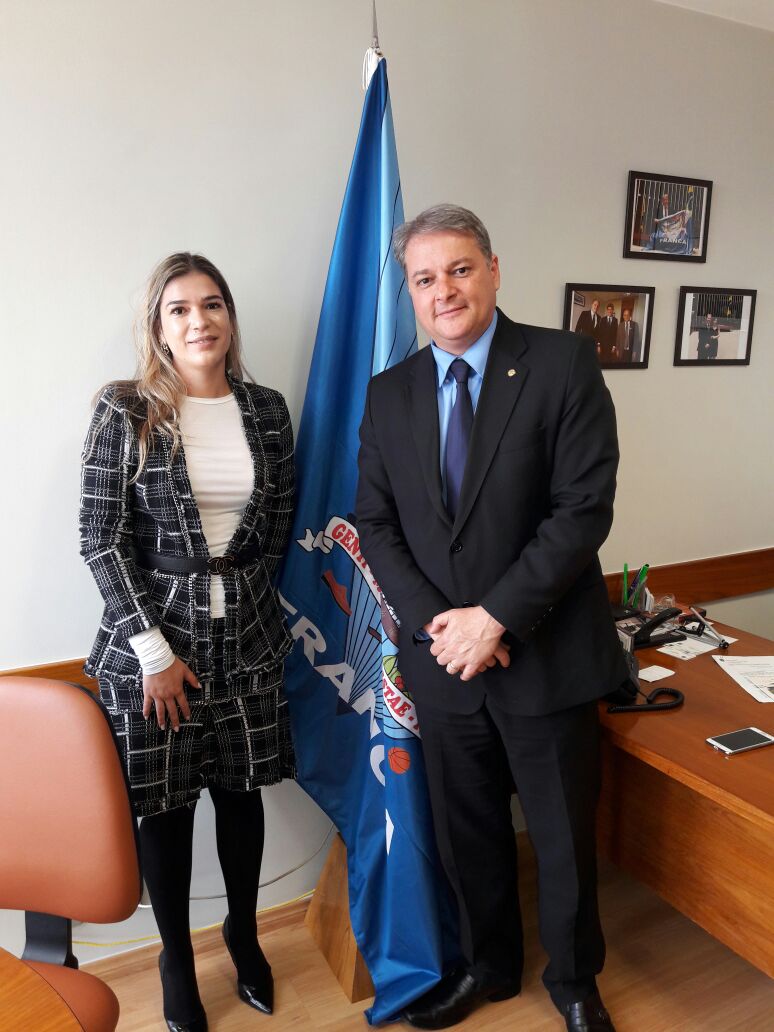Deputado Adérmis Marini com Patrízia Xavier, diretora da Azul Linhas Aéreas